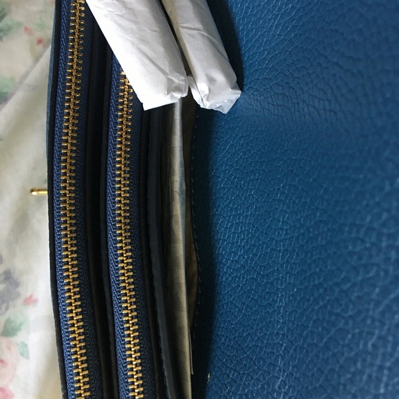 Michael Kors Crossbody - Picture 3 of 4